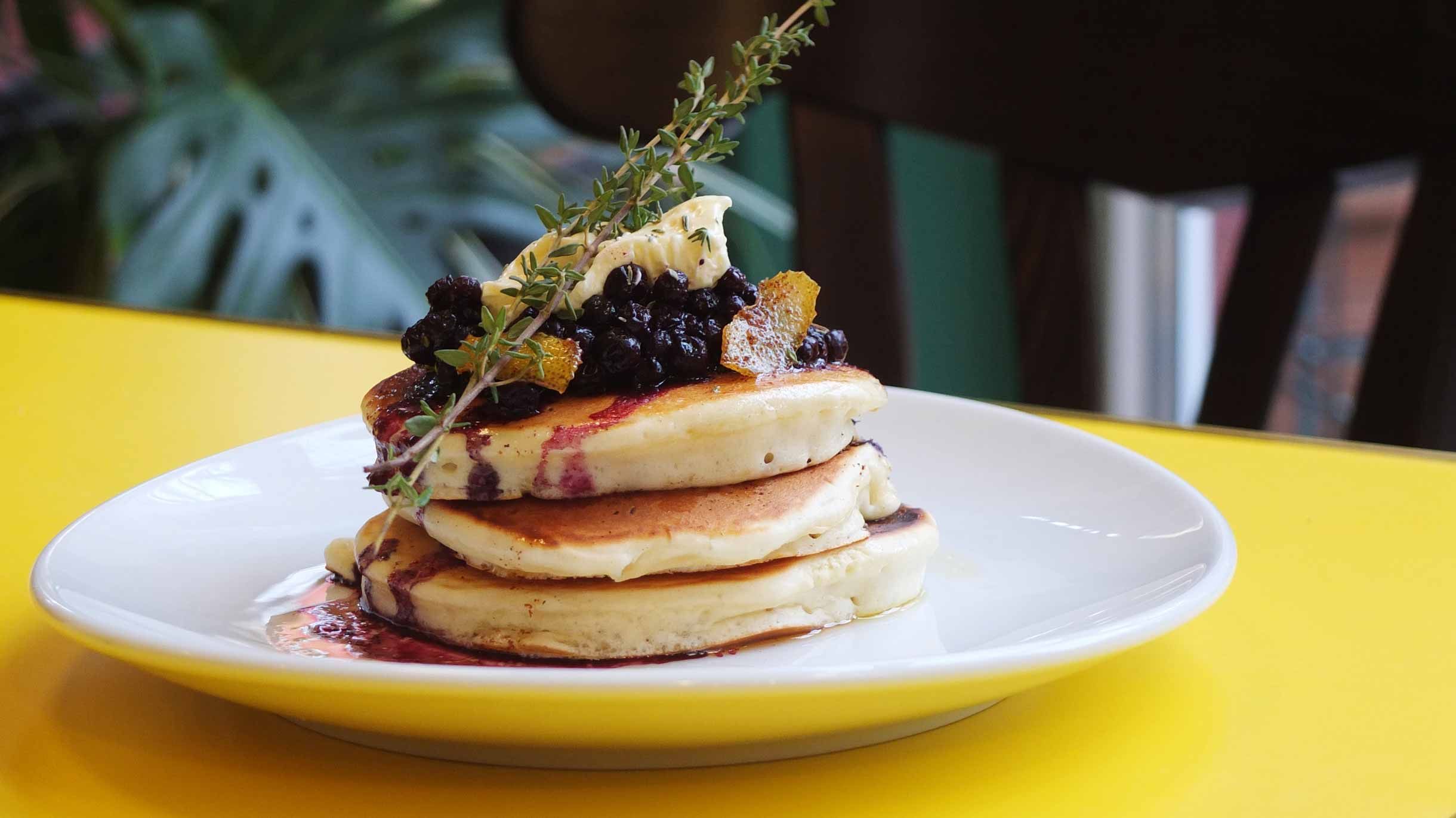 Pancakes mit Blaubeeren, Zitronenbutter und Thymian