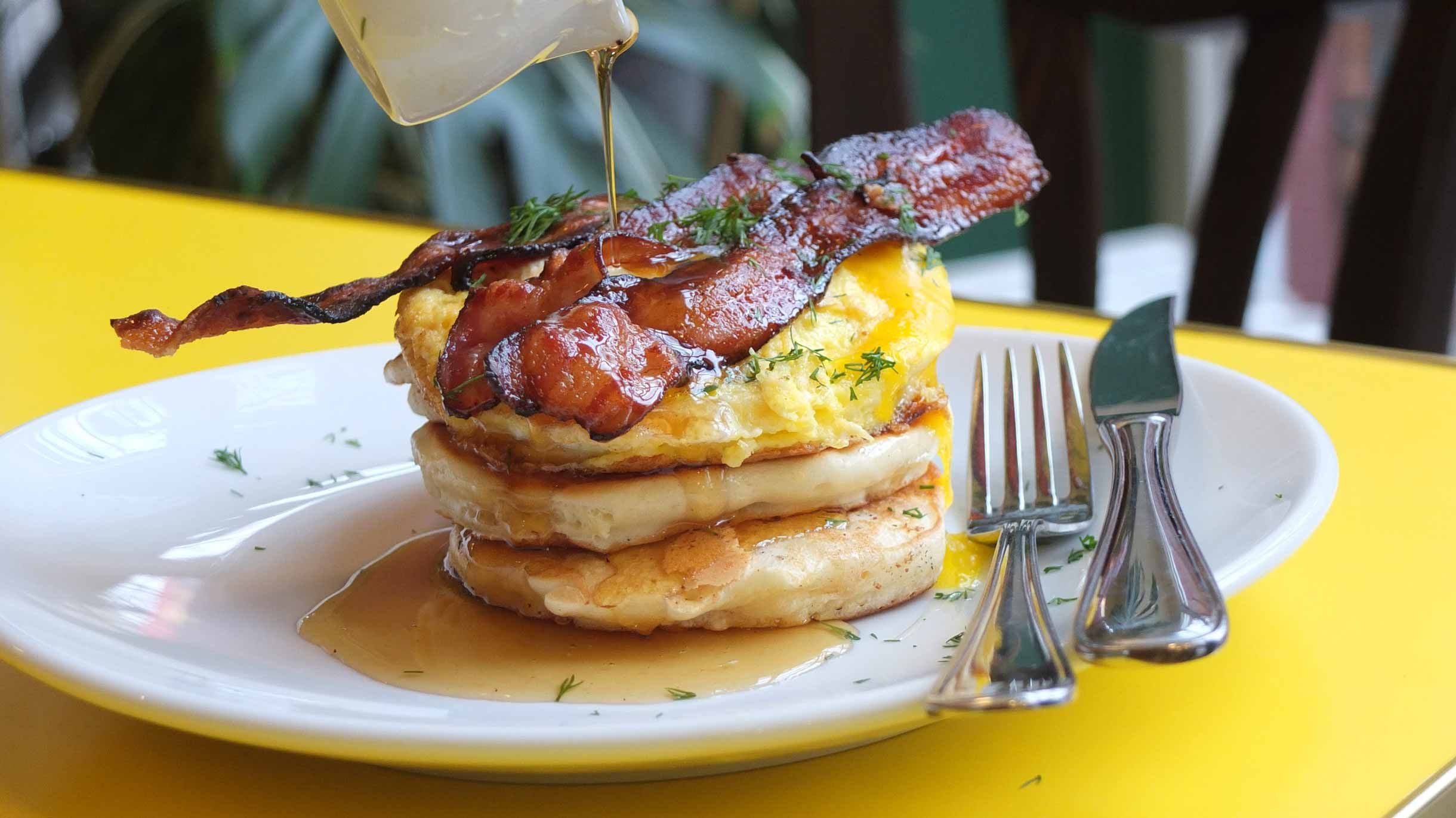 Klassische Silver Dollar Pancakes mit Ahornsirup und Bacon