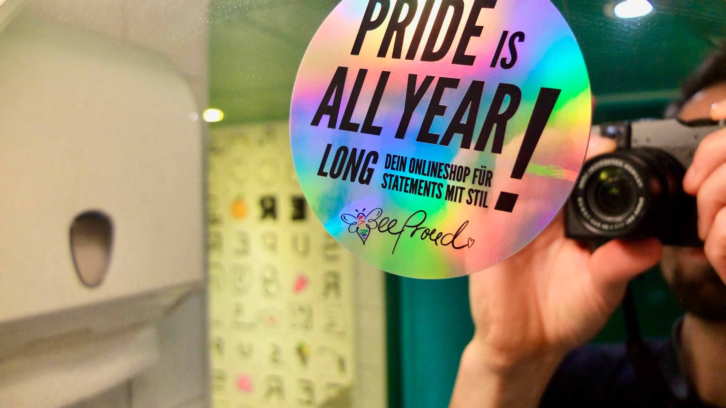 Ein Regenbogen-Sticker auf dem Badspiegel: Pride is all year!